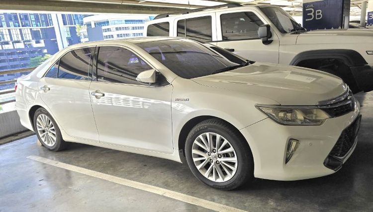 รถ Toyota Camry 2.5 HEV Premium สี ขาว