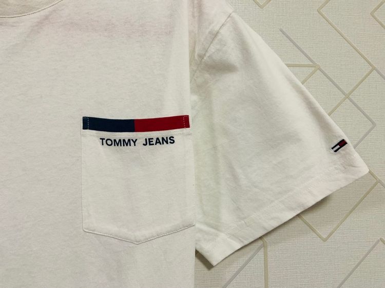 เสื้อยืด TOMMY JEANS กระเป๋าอกซ้าย แท้ 💯 size M ขนาด อก 21.5 ยาว 27.5 นิ้ว สภาพดีมาก ทรงสวย ดีเทลสวย เนื้อผ้านิ่ม หายากน่าสะสมครับ รูปที่ 2