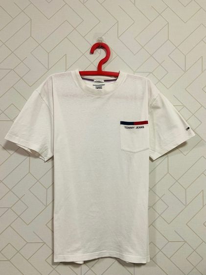 ขาว อื่นๆ แขนสั้น อื่นๆ Tommy Hilfiger เสื้อยืด TOMMY JEANS กระเป๋าอกซ้าย แท้ 💯 size M ขนาด อก 21.5 ยาว 27.5 นิ้ว สภาพดีมาก ทรงสวย ดีเทลสวย เนื้อผ้านิ่ม หายากน่าสะสมครับ