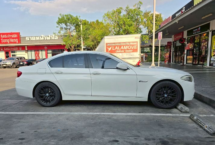 BMW Series 5 2011 525d Sedan ดีเซล ไม่ติดแก๊ส เกียร์อัตโนมัติ ขาว รูปที่ 3