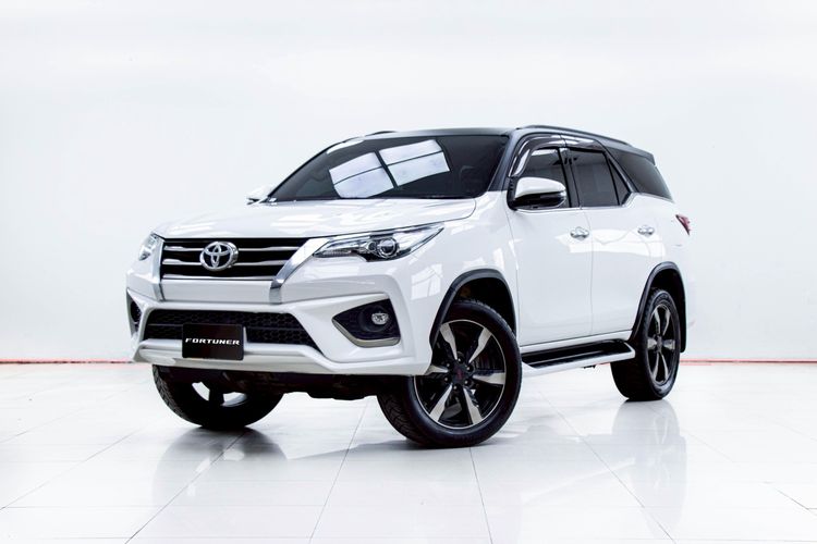 รถ Toyota Fortuner 2.8 V TRD Sportivo Black Top 4WD สี ขาว