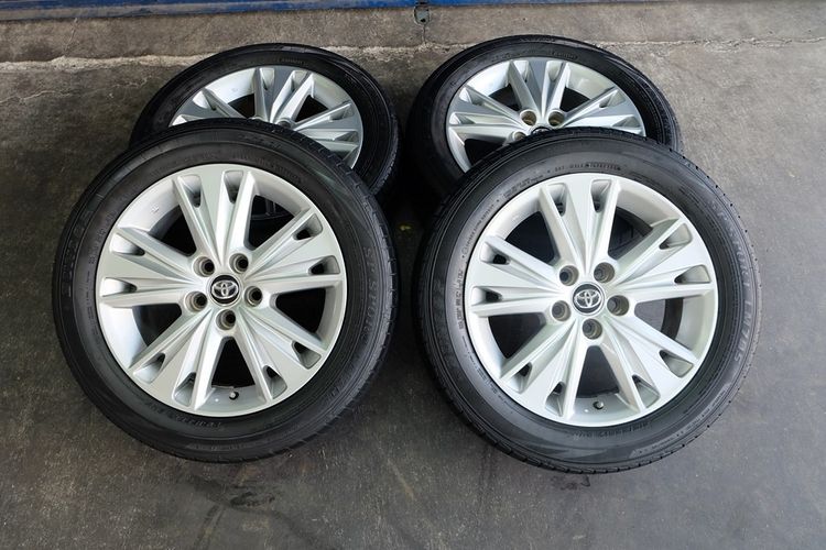 🚗 Innova Crysta 17 นิ้ว + ยาง  Dunlop  LM705  ขนาด 215 55R17  ปี23