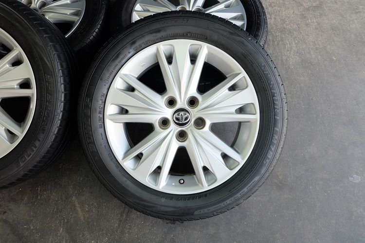 🚗 Innova Crysta 17 นิ้ว + ยาง  Dunlop  LM705  ขนาด 215 55R17  ปี23 รูปที่ 2