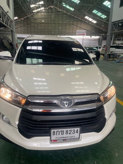 รถ Toyota Innova 2.8 Crysta V สี ขาว