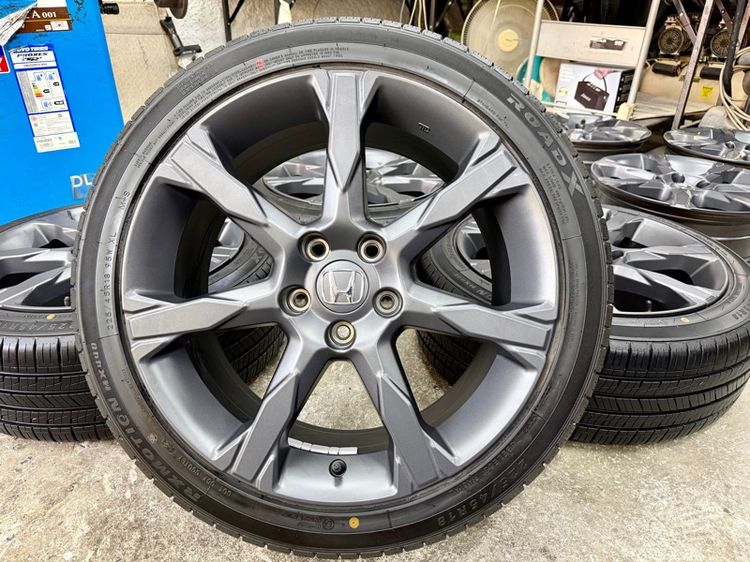 18" ล้อแม็ก HONDA CIVIC EHEV RS ขอบ 18” ป้ายแดง ยาง 225-45R18 ปี 24 ตุ่มยังเห็นอยู่