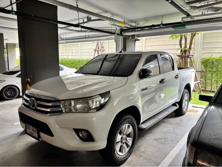 รถ Toyota Hilux Revo 2.4 E สี ขาว