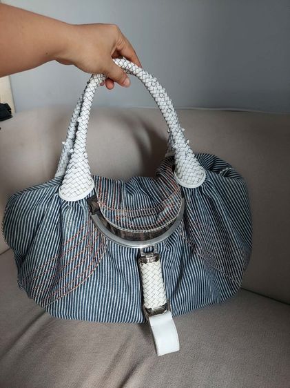 กระเป๋าถือ Fendi
