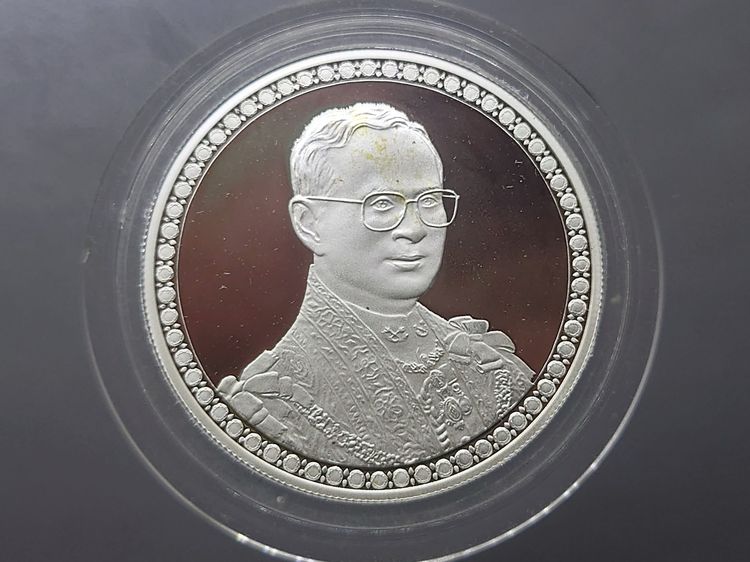 เหรียญ 600 บาท เนื้อเงินขัดเงา - โฮโลแกรม ฉลองสิริราชสมบัติครบ 60 ปี พ.ศ.2549 พร้อมกล่องไม้ และใบเซอร์ รูปที่ 4