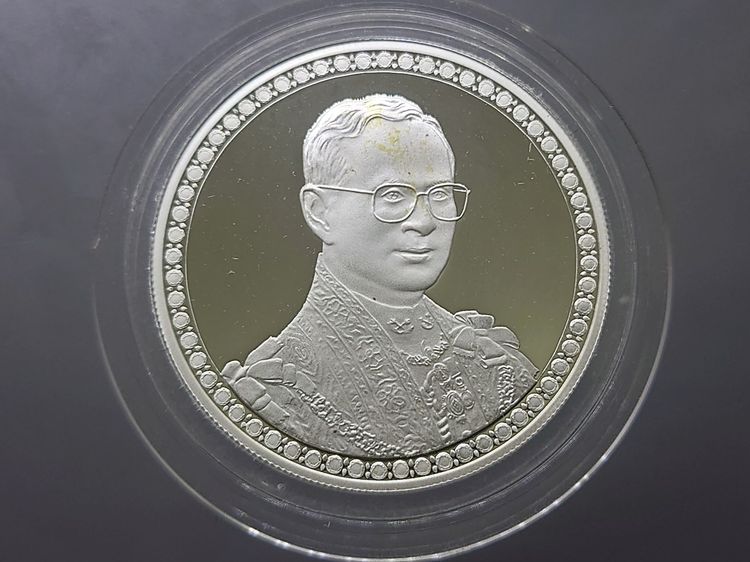 เหรียญ 600 บาท เนื้อเงินขัดเงา - โฮโลแกรม ฉลองสิริราชสมบัติครบ 60 ปี พ.ศ.2549 พร้อมกล่องไม้ และใบเซอร์ รูปที่ 2