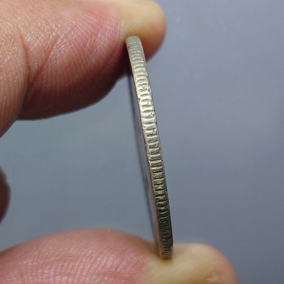 เหรียญ 1 บาท หลังตราแผ่นดิน พ.ศ.2505 พิมพ์บล็อกแตก – ชฎายาวชนขอบเหรียญ (หายาก) รูปที่ 5