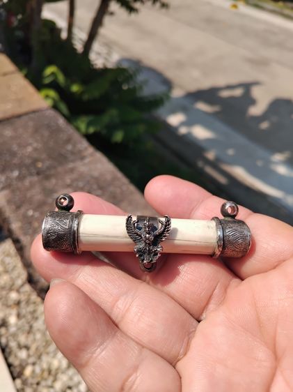 ตะกรุดอาแกะ จารมือ เลี่ยม 3 หูจับขอบเงินเก่า ขนาดยาวกลม ยาวประมาณ 3 นิ้ว สีอมเหลือง แห้ง สภาพเดิม ผิวสวย หลวงพ่อเปิ่น วัดบางพระ เป็นคนปลุกเส รูปที่ 5