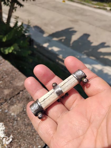 ตะกรุดอาแกะ จารมือ เลี่ยม 3 หูจับขอบเงินเก่า ขนาดยาวกลม ยาวประมาณ 3 นิ้ว สีอมเหลือง แห้ง สภาพเดิม ผิวสวย หลวงพ่อเปิ่น วัดบางพระ เป็นคนปลุกเส รูปที่ 2