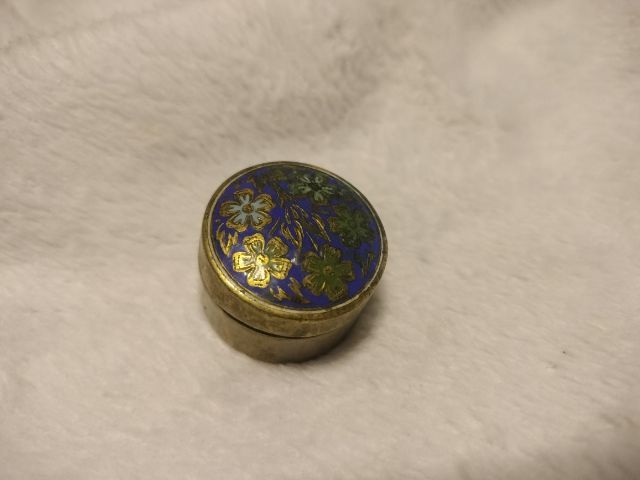 อื่นๆ ตลับสีผึ้ง งานทองเหลืองลงยา งานเก่าเก็บสภาพเดิม