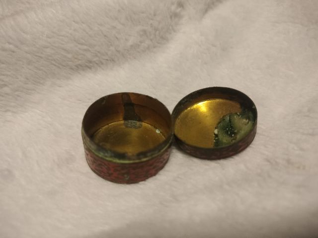 ตลับสีผึ้ง งานทองเหลืองลงยา งานเก่าเก็บสภาพเดิม รูปที่ 4