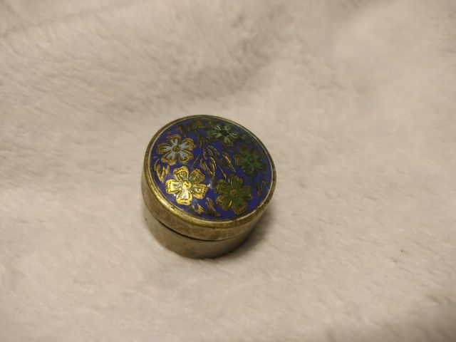 ตลับสีผึ้ง งานทองเหลืองลงยา งานเก่าเก็บสภาพเดิม