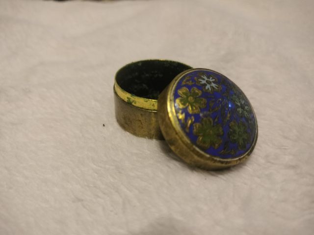 ตลับสีผึ้ง งานทองเหลืองลงยา งานเก่าเก็บสภาพเดิม รูปที่ 3