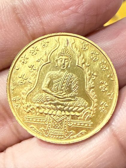 เหรียญพระแก้วมรกต วัดพระศรีรัตนศาสดาราม สีทอง เนื้อหาดี ตามรูป