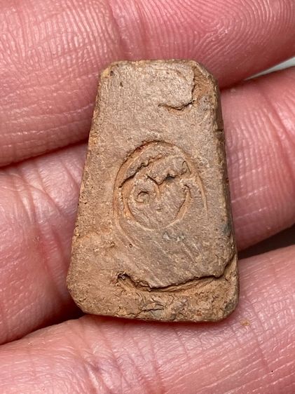 พระปิดตาเนื้อดินหลังยันต์ รูปที่ 2