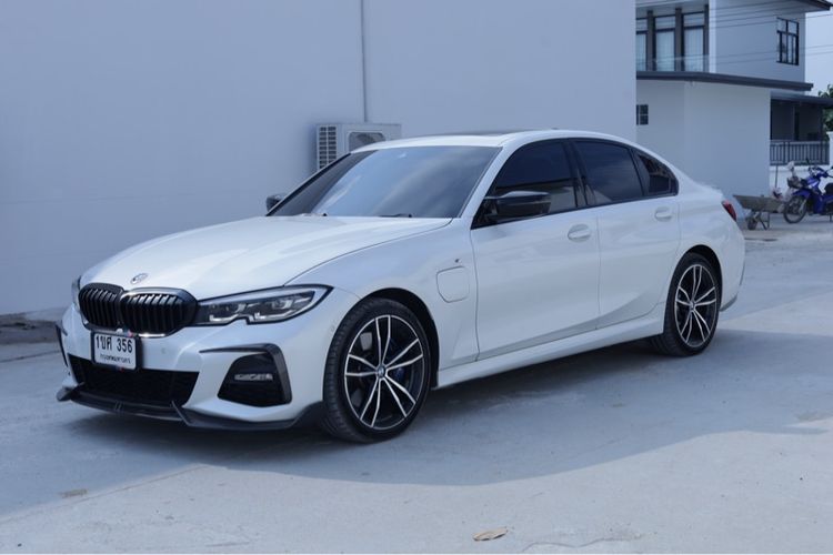 BMW Series 3 2020 330e Sedan ปลั๊กอินไฮบริด (PHEV) ไม่ติดแก๊ส เกียร์อัตโนมัติ ขาว รูปที่ 3