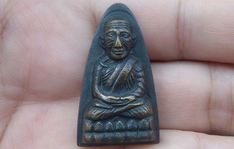 หลวงปู่ทวดพิมพ์ใหญ่หลังหนังสือ