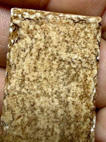 พระสมเด็จเนื้อขาวนมข้น แกร่งหนืบนุ่ม มองดูคล้ายพระเปียกน้ำอยู่เสมอมวลสารดีมีคราบตังอื้วเก่าๆแห้งเป็นจ้ำๆดวงๆผ่านร้อนฝนหนาวมายาวนานกว่า150ปี รูปที่ 2