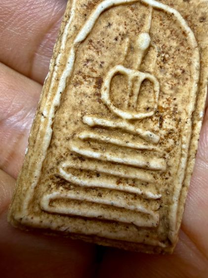 พระสมเด็จเนื้อขาวนมข้น แกร่งหนืบนุ่ม มองดูคล้ายพระเปียกน้ำอยู่เสมอมวลสารดีมีคราบตังอื้วเก่าๆแห้งเป็นจ้ำๆดวงๆผ่านร้อนฝนหนาวมายาวนานกว่า150ปี รูปที่ 3