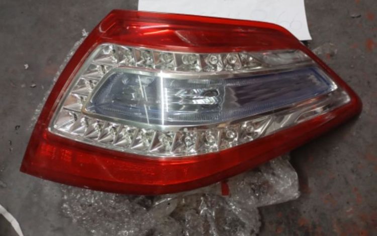 ไฟท้าย แท้ เทียน่า