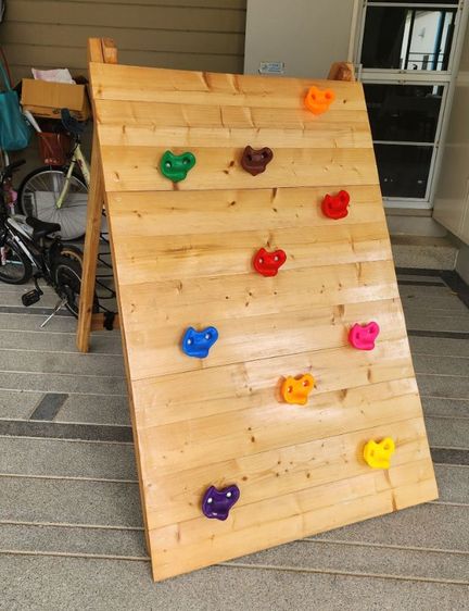 ส่งต่อปีนผาจำลองค่ะ สภาพดีใช้แต่ในบ้านไม่เลอะ ไม่ชำรุด ตัวไม้เป็นไม้เนื้อแข็งอย่างดีด้านหลังเป็นตาข่ายสำหรับปีนป่าย ยึดติดแน่นหนา พับเก็บได้ รูปที่ 4