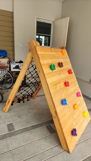 ส่งต่อปีนผาจำลองค่ะ สภาพดีใช้แต่ในบ้านไม่เลอะ ไม่ชำรุด ตัวไม้เป็นไม้เนื้อแข็งอย่างดีด้านหลังเป็นตาข่ายสำหรับปีนป่าย ยึดติดแน่นหนา พับเก็บได้ รูปที่ 2