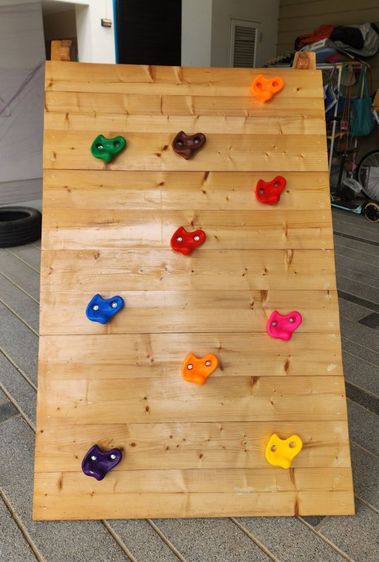 ส่งต่อปีนผาจำลองค่ะ สภาพดีใช้แต่ในบ้านไม่เลอะ ไม่ชำรุด ตัวไม้เป็นไม้เนื้อแข็งอย่างดีด้านหลังเป็นตาข่ายสำหรับปีนป่าย ยึดติดแน่นหนา พับเก็บได้ รูปที่ 3