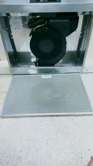 เครื่องดูดควัน ตัวใหญ่มียี่ห้อ Bosch และมียี่ห้อ m e x สามารถปรับระดับ ความแรงของพัดลมได้และมีไฟส่องสว่าง รูปที่ 2