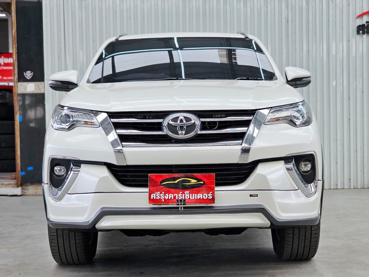 Toyota Fortuner 2018 2.8 V 4WD Utility-car ดีเซล ไม่ติดแก๊ส เกียร์อัตโนมัติ ขาว รูปที่ 2