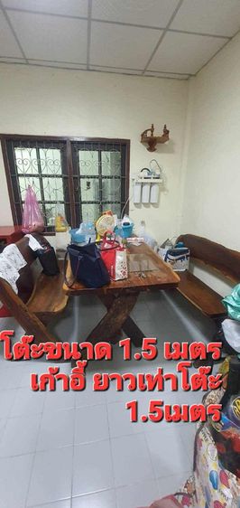 โต๊ะไม้สำหรับทานข้าว