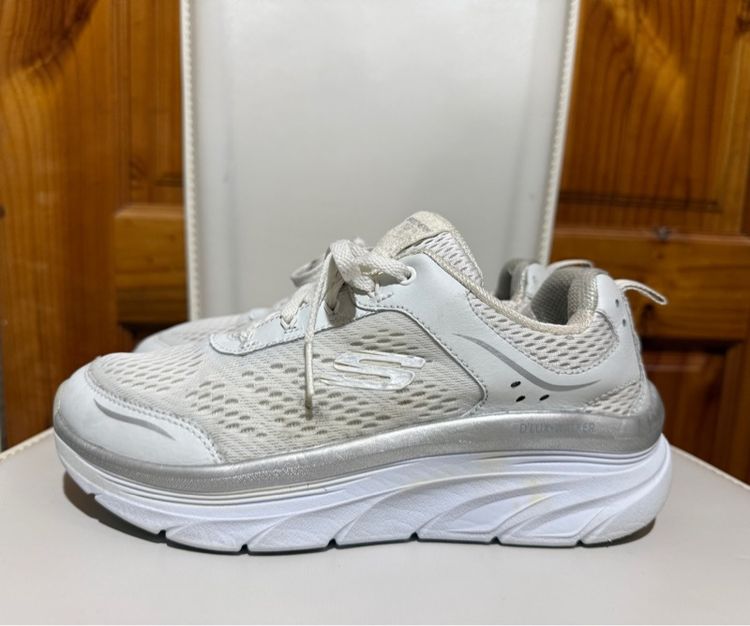 รองเท้าผ้าใบ Skechers D’lux Walker