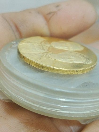 เหรียญพระราชทานพ่อหลวงคู่พระพันปี(เนื้อเงินแท้กะไหล่ทอง พศ.2545) รูปที่ 9