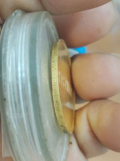 เหรียญพระราชทานพ่อหลวงคู่พระพันปี(เนื้อเงินแท้กะไหล่ทอง พศ.2545) รูปที่ 3