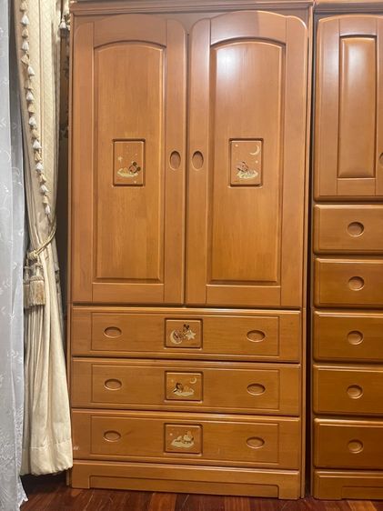 ตู้เสื้อผ้าเด็ก  ไม้จริง มือ 2 สภาพเหมือนใหม่มาก จำนวน 2 ตู้