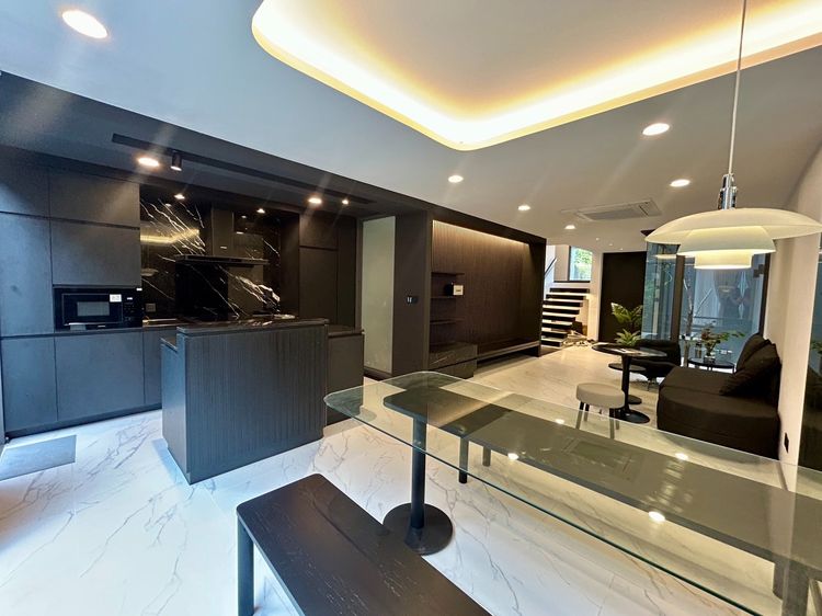 ทาวน์โฮม 3 ชั้นพร้อมชั้นดาดฟ้า พร้อมอยู่ เดินทางได้ผ่าน 5 ถนนใหญ่ (ถนนรัชดาภิเษก ถนนลาดพร้าว ถนนเกษตร-นวมินทร์ ถนนประดิษฐ์มนูธรรม, ถนนพหล