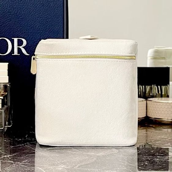 Dior cosmetic bag รูปที่ 3
