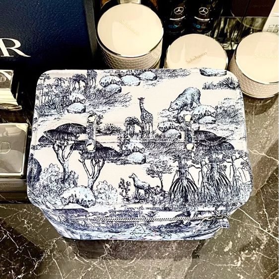 Dior cosmetics bag รูปที่ 6