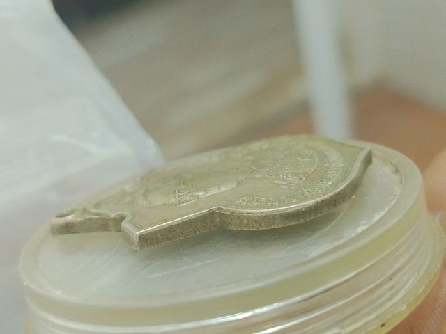 เหรียญอาร์มพ่อหลวง ร.9 สร้าง พ.ศ.2542(อัลปาก้า) รูปที่ 5