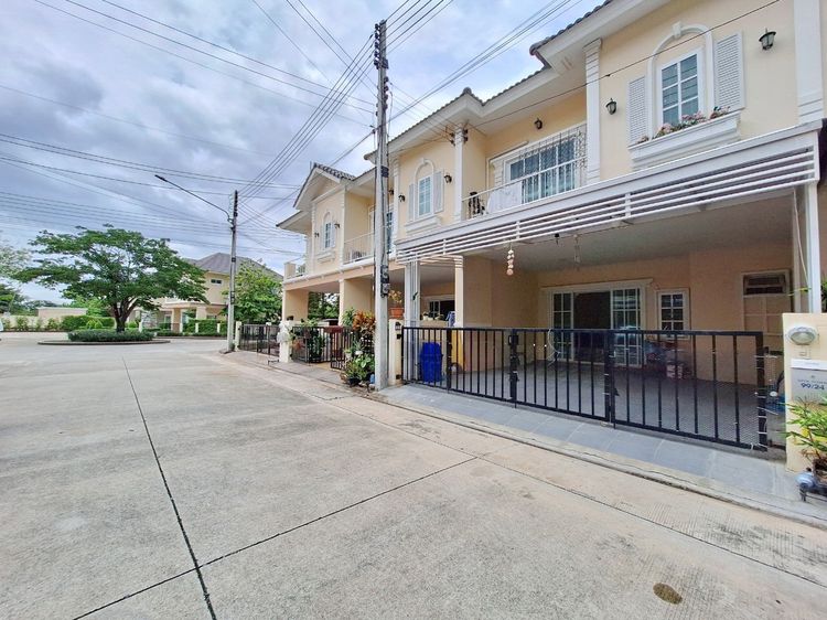 มีบางส่วน บ้านดีญ่าทาวน์ ติวานนท์-รังสิต  ถนนรังสิต-ปทุมธานี ตำบลบ้านกลาง  อำเภอเมืองปทุมธานี   จังหวัดปทุมธานี  รูปที่ 2