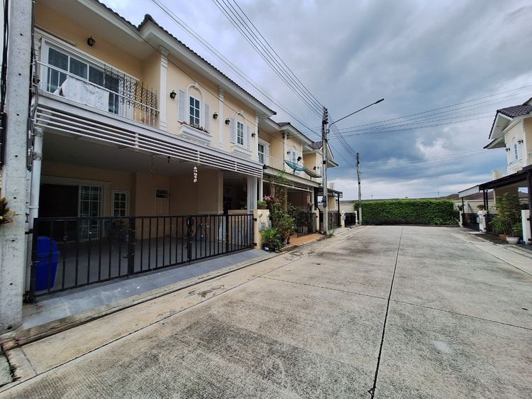 บ้านดีญ่าทาวน์ ติวานนท์-รังสิต  ถนนรังสิต-ปทุมธานี ตำบลบ้านกลาง  อำเภอเมืองปทุมธานี   จังหวัดปทุมธานี 