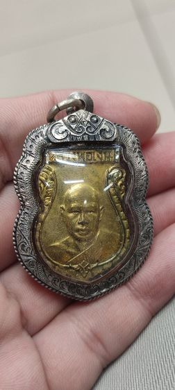 เลี่ยมเงินพร้อมพระ