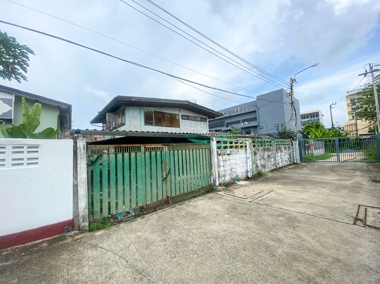 ขายบ้านเก่าพร้อมที่ดิน 93 ตารางวา เหมาะสร้างบ้าน ทำเล ปรีดี 41 เอกมัย 22