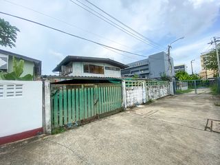 ขายบ้านเก่าพร้อมที่ดิน 93 ตารางวา เหมาะสร้างบ้าน ทำเล ปรีดี 41 เอกมัย 22