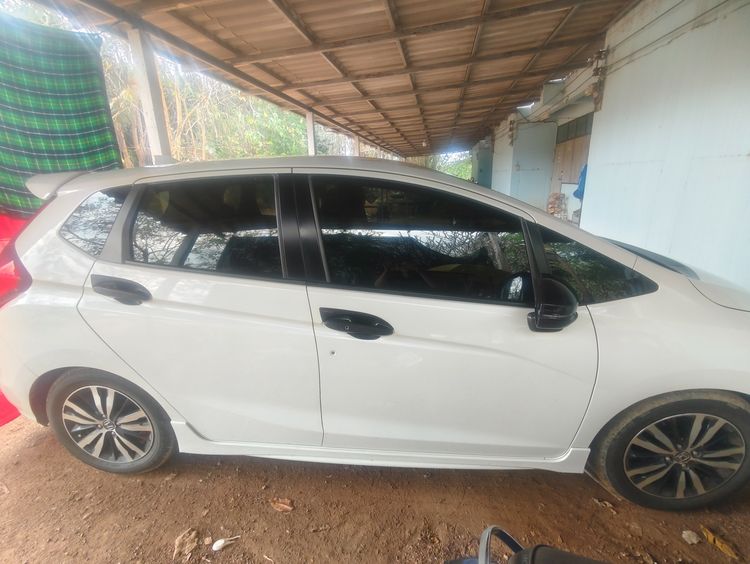 รถ Honda Jazz 1.5 RS Plus i-VTEC สี ขาว