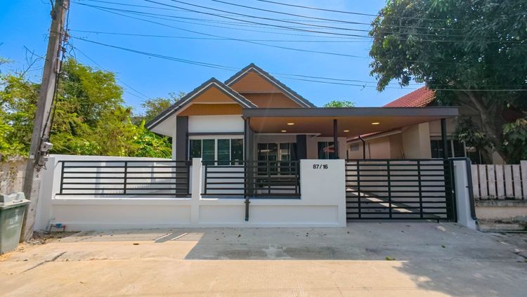 มีบางส่วน ขายบ้านเดี่ยวชั้นเดียว หมู่บ้านเพ็ญศิริเพลส 4 สุวินทวงศ์ 45 เนื้อที่ 37.8 ตรว. 3 ห้องนอน 2 ห้องน้ำ ทำเลหนองจอก