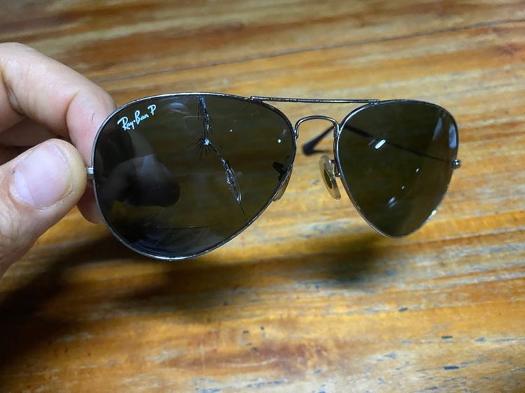 แว่นตากันแดด  เลนส์แตก แต่ กรอบยังใช้ได้