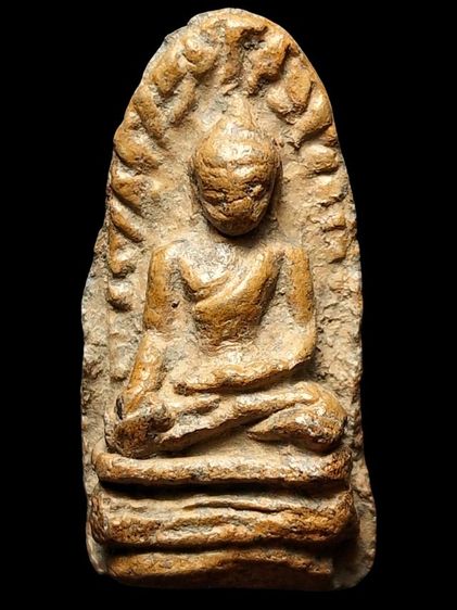 พระรอดลำพูนพิมพ์ใหญ่เนื้อโทนส้มเขียวในครับ